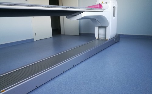 HOSPITAL CLÍNICO: Instalación de Pavimento Conductivo en PET-TAC